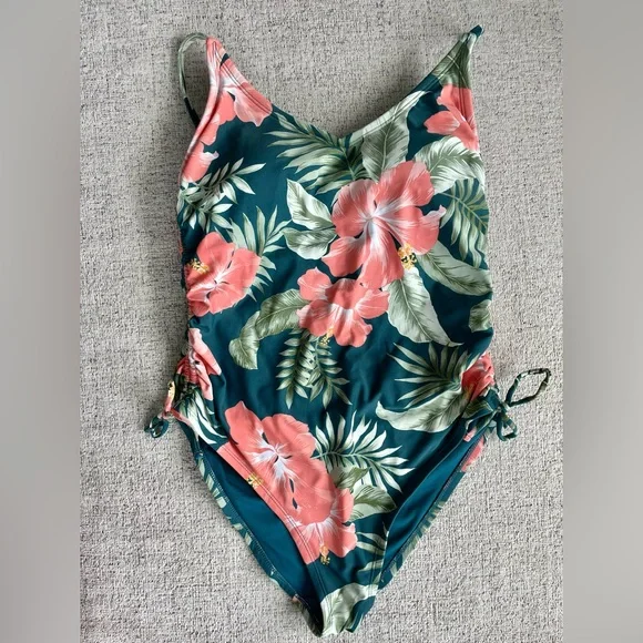 One piece swimsuit 🩱 - Picture 1 of 5